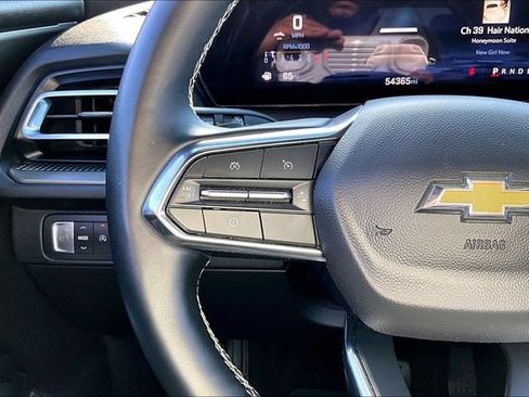 Used 2025 Chevrolet Traverse LT FWD image 11