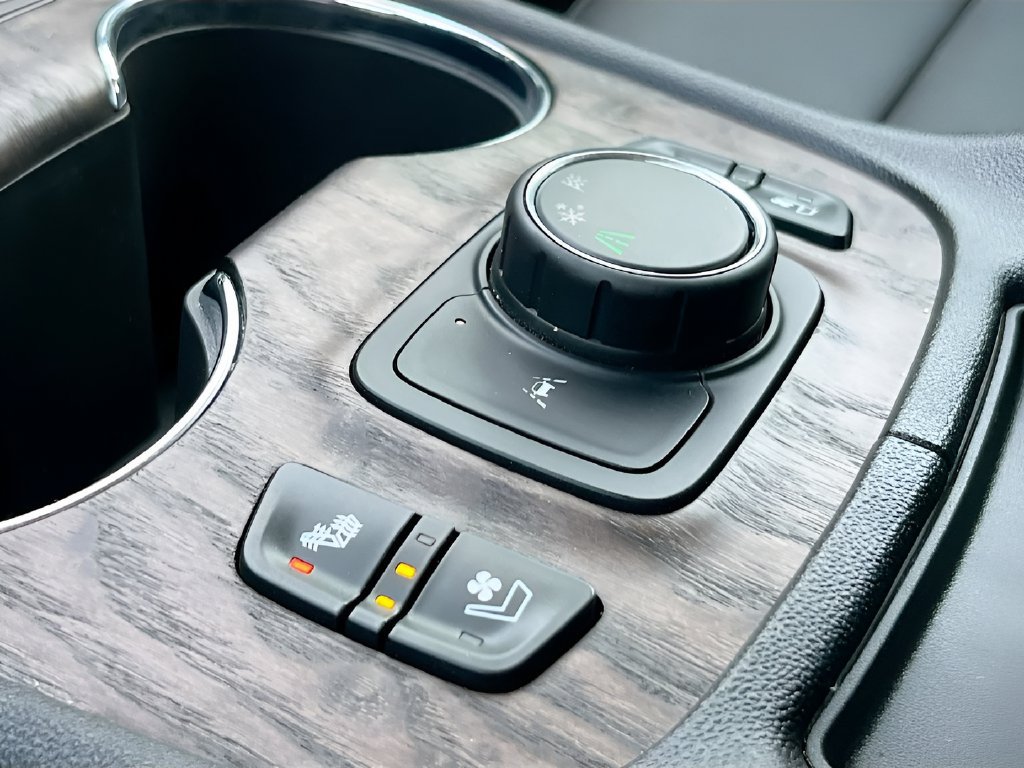 Used 2023 GMC Acadia Denali w/ Denali Technology Package FWD image 21