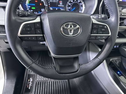 Used 2023 Toyota Highlander XLE AWD/4WD image 11