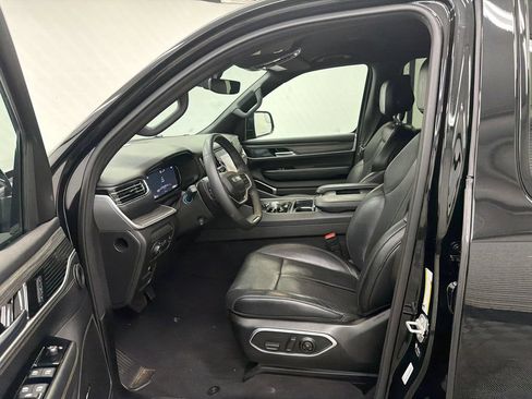Used 2024 Jeep Wagoneer L Series II w/ Flexible Seating Group RWD image 9