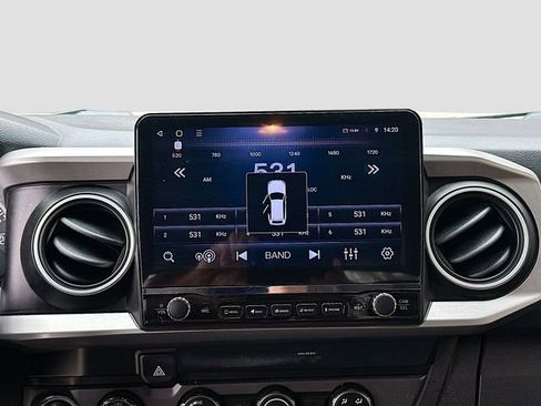 Used 2019 Toyota Tacoma TRD Off-Road AWD/4WD image 16