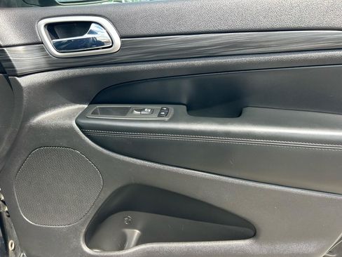 Used 2019 Jeep Grand Cherokee Altitude RWD image 9