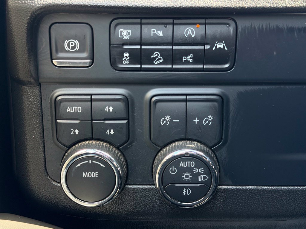 Used 2025 Chevrolet Suburban Z71 AWD/4WD image 27