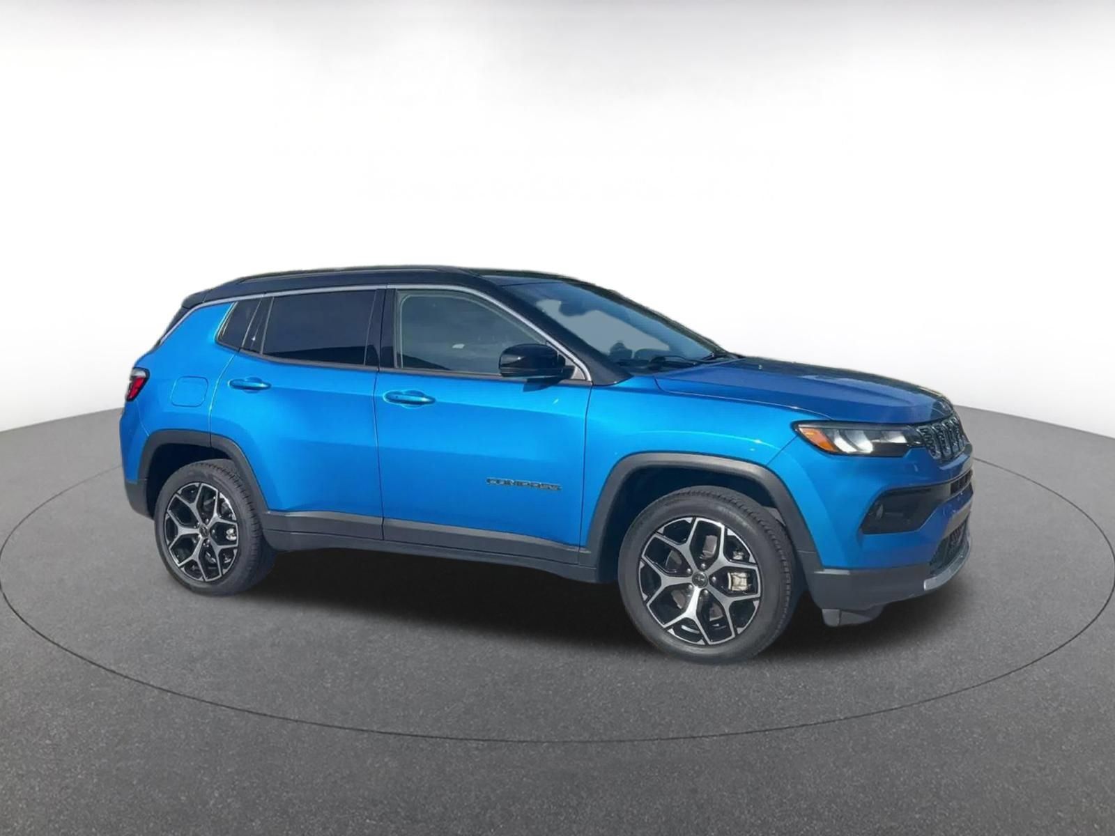 Used 2025 Jeep Compass Limited AWD/4WD image 2