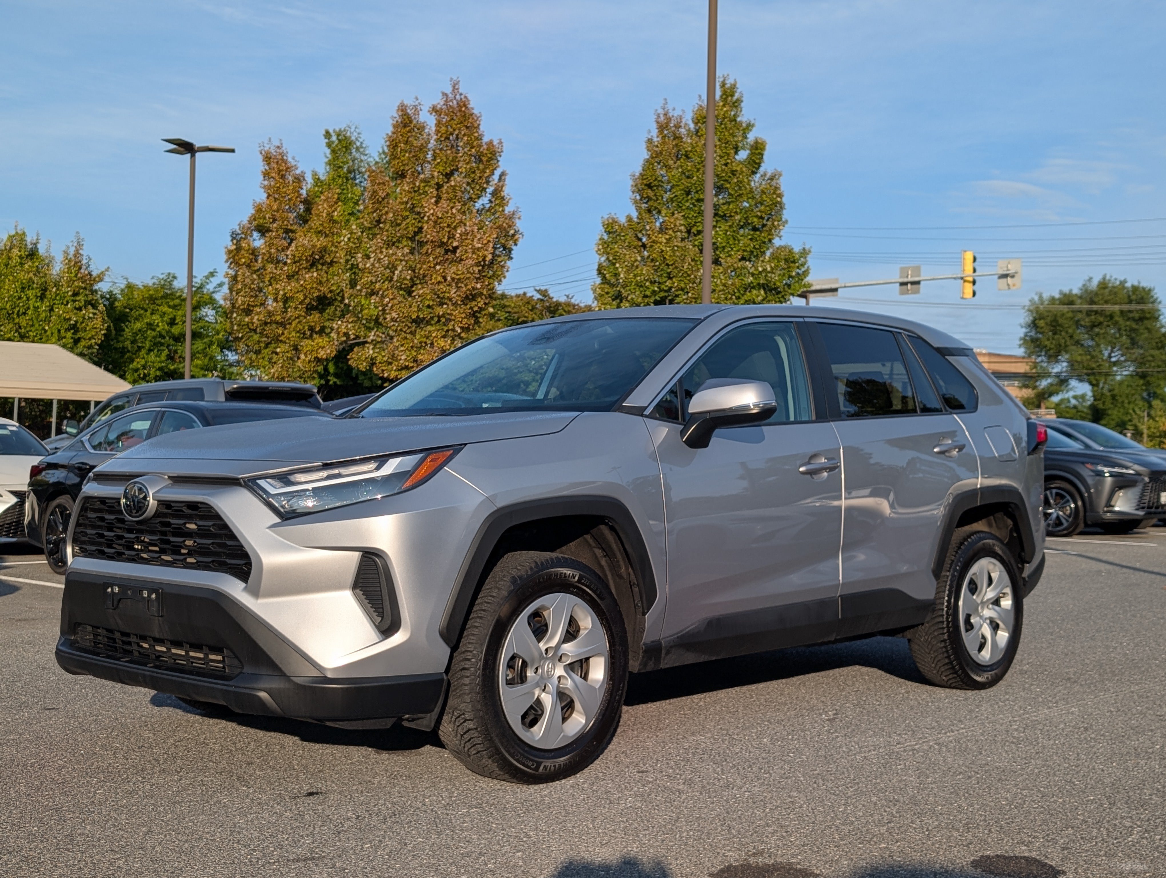 Used 2024 Toyota RAV4 LE AWD/4WD image 7
