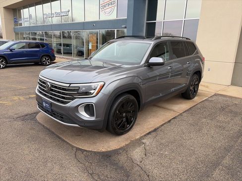 Certified 2025 Volkswagen Atlas SE w/ Panoramic Sunroof Package image 4