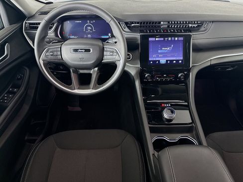 Used 2023 Jeep Grand Cherokee Laredo image 25