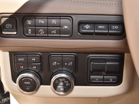 Used 2024 GMC Yukon XL Denali w/ Advanced Technology Package AWD/4WD image 34