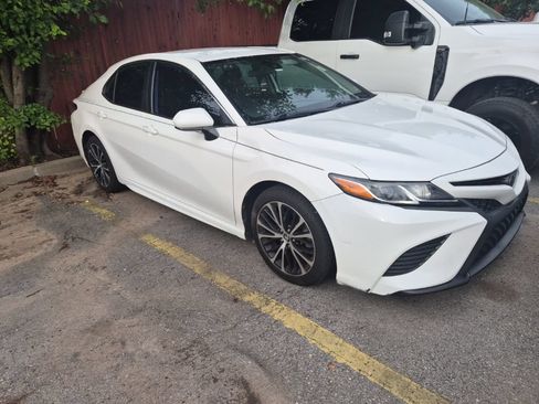 Used 2019 Toyota Camry SE FWD image 9