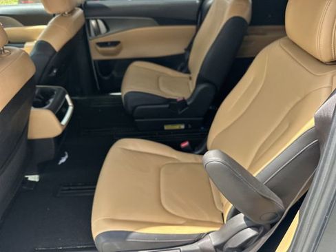 Certified 2024 Kia Carnival LX image 13