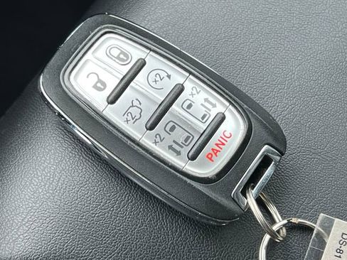 Used 2024 Chrysler Pacifica Touring-L FWD image 33