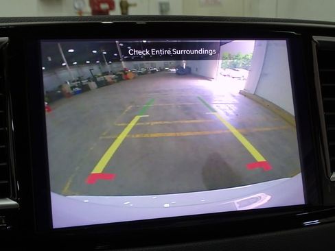 Used 2024 Chrysler Pacifica Touring-L image 6