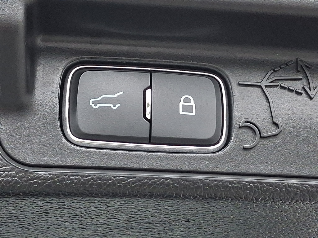 Used 2023 Ford Explorer XLT AWD/4WD image 29