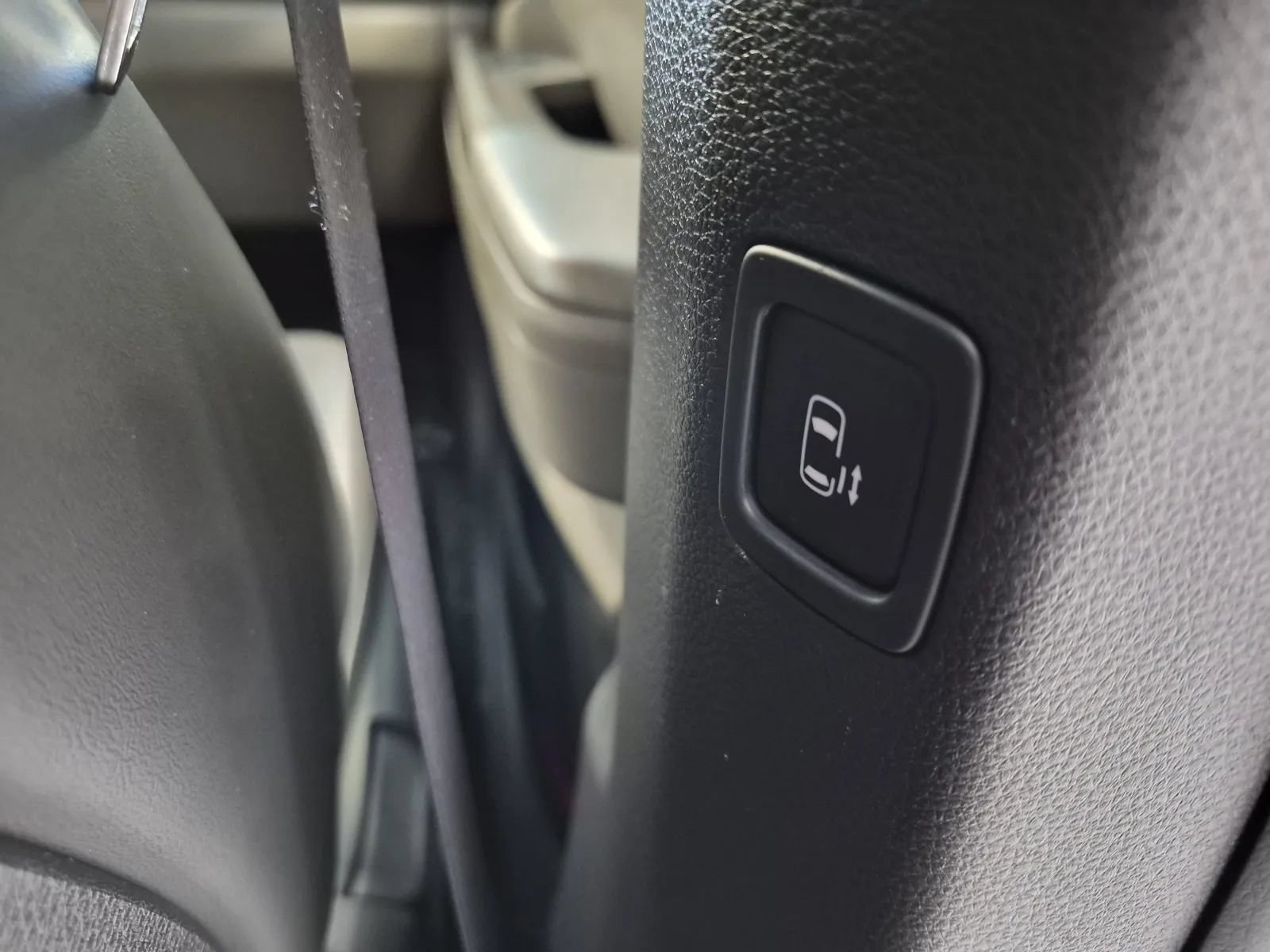 Used 2025 Kia Carnival FWD image 18