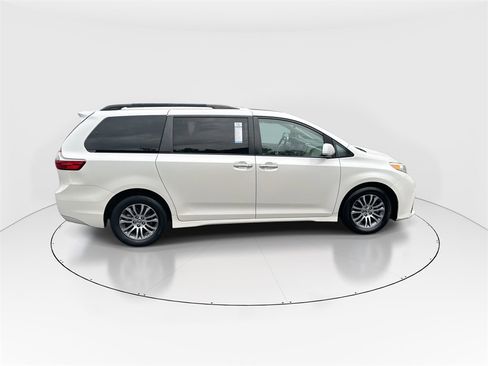 Used 2020 Toyota Sienna XLE image 9