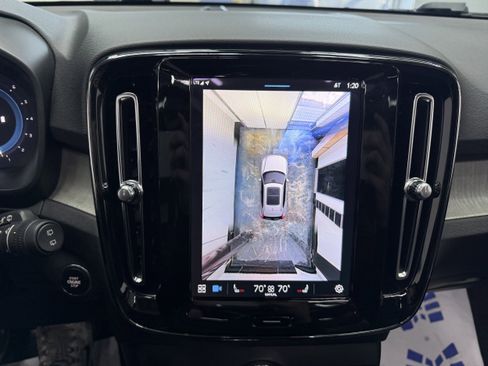 Used 2024 Volvo XC40 B5 Plus image 17