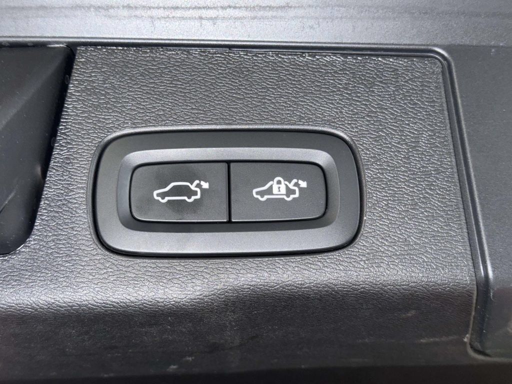 Used 2023 Volvo XC60 B5 Plus w/ Protection Package Premier AWD/4WD image 18