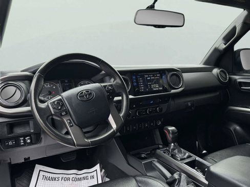Used 2017 Toyota Tacoma TRD Off-Road w/ Premium & Technology Package AWD/4WD image 15
