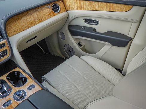 Certified 2023 Bentley Bentayga AWD/4WD image 39
