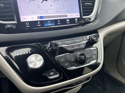 Used 2023 Chrysler Pacifica Touring-L image 27