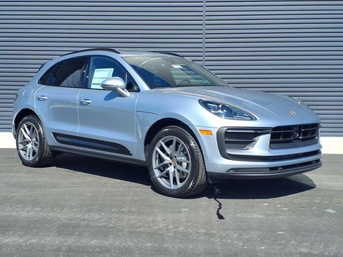 Certified 2025 Porsche Macan image 32