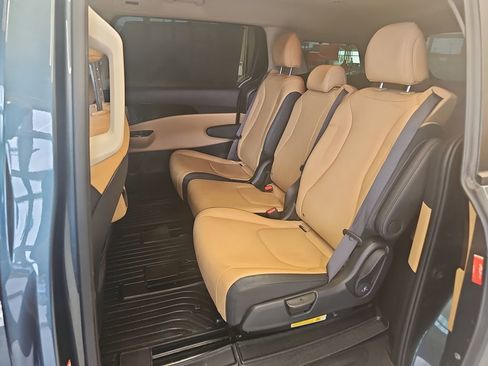 Used 2024 Kia Carnival EX image 29