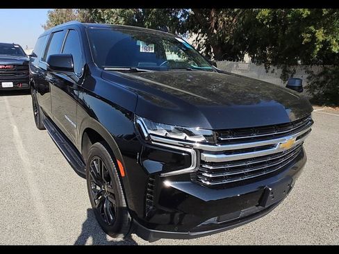 Used 2023 Chevrolet Suburban LT w/ Luxury Package RWD image 2
