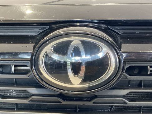 Used 2021 Toyota RAV4 LE image 10