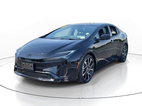 Used 2023 Toyota Prius Prime FWD image 3