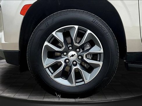 Used 2024 Chevrolet Suburban LT RWD image 35