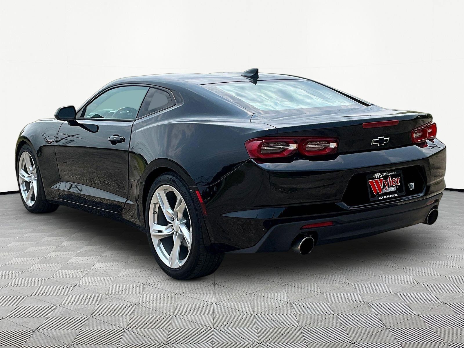 Used 2021 Chevrolet Camaro LT RWD image 4