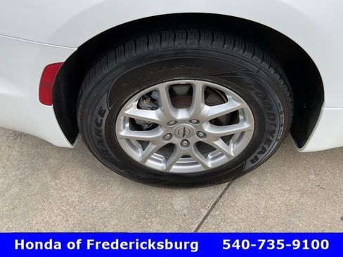 Used 2024 Chrysler Pacifica Touring-L FWD image 12
