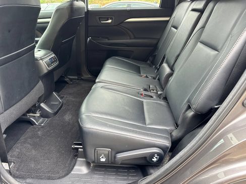 Used 2018 Toyota Highlander XLE FWD image 21