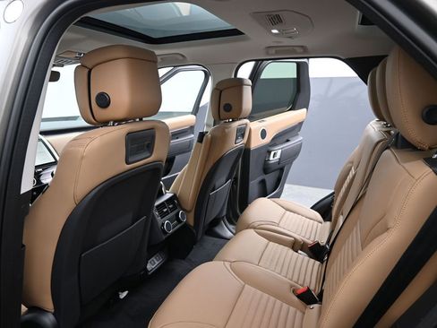 New 2025 Land Rover Discovery Metropolitan Edition AWD/4WD image 18