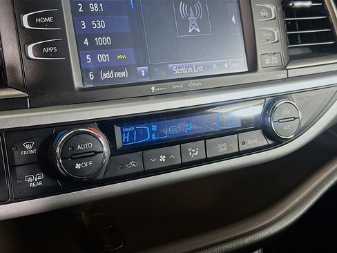 Used 2019 Toyota Highlander XLE image 23