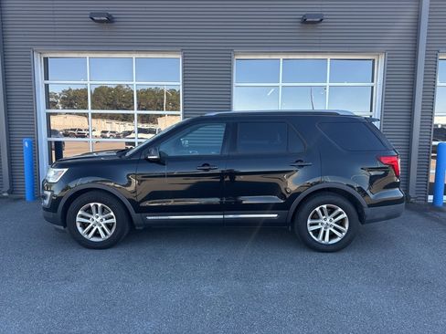 Used 2017 Ford Explorer XLT w/ Equipment Group 202A image 2