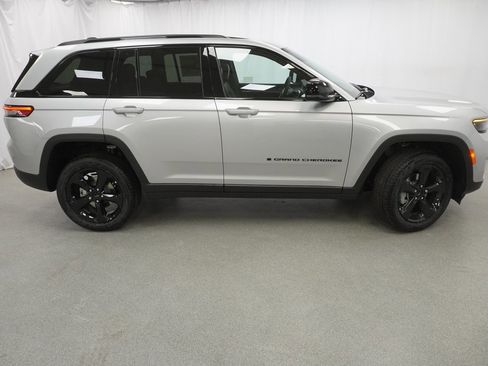 New 2025 Jeep Grand Cherokee Limited w/ Black Appearance Package image 9