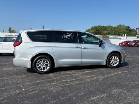 Used 2024 Chrysler Pacifica Touring-L FWD image 14
