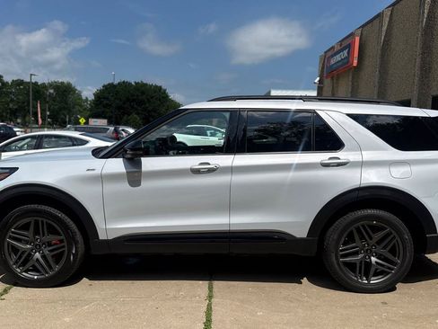 Used 2026 Ford Explorer ST-Line w/ ST-Line Street Pack AWD/4WD image 4