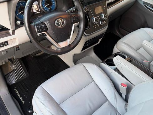 Used 2017 Toyota Sienna XLE w/ XLE Navigation Package FWD image 31