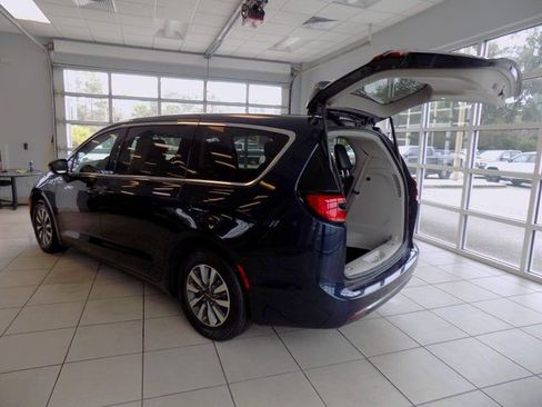 Used 2023 Chrysler Pacifica Touring-L image 9