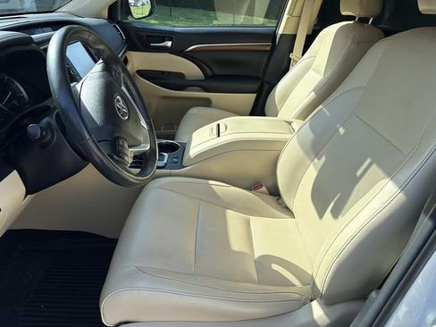 Used 2019 Toyota Highlander Limited Platinum AWD/4WD image 11