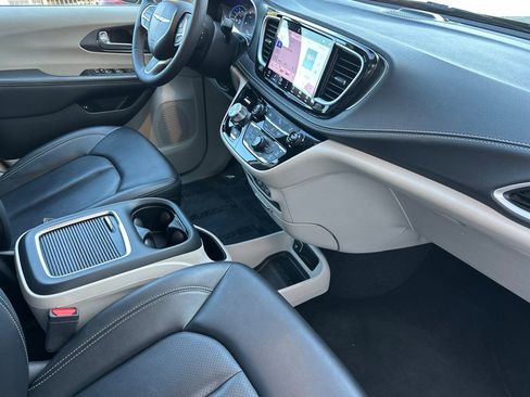 Used 2024 Chrysler Pacifica Select image 20