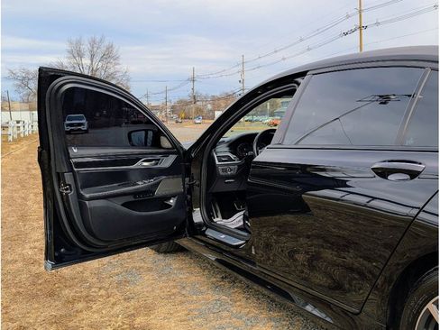 Used 2020 BMW 750i xDrive w/ Executive Package image 9