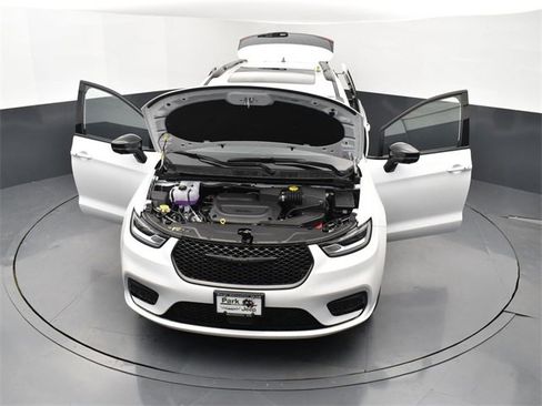 Used 2024 Chrysler Pacifica Limited w/ S Appearance Package image 20