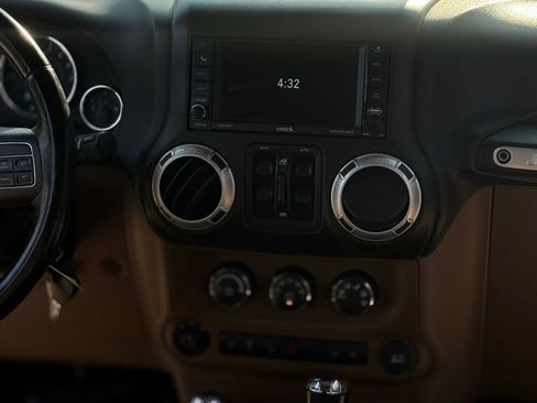 Used 2013 Jeep Wrangler Unlimited Rubicon w/ Connectivity Group AWD/4WD image 17