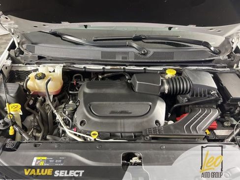 Used 2020 Chrysler Pacifica Touring-L image 4