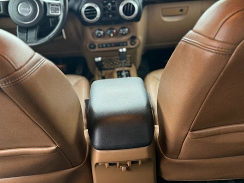Used 2016 Jeep Wrangler Unlimited Sahara AWD/4WD image 15