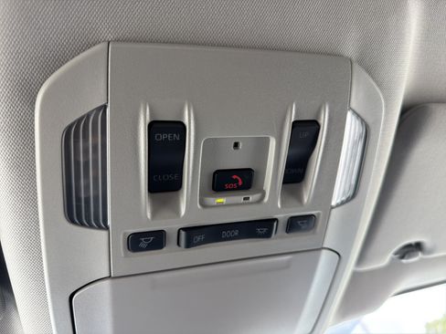 Certified 2025 Toyota Highlander XLE FWD image 6