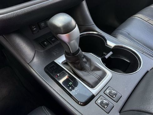 Used 2017 Toyota Highlander SE w/ Carpet Mat Package image 19